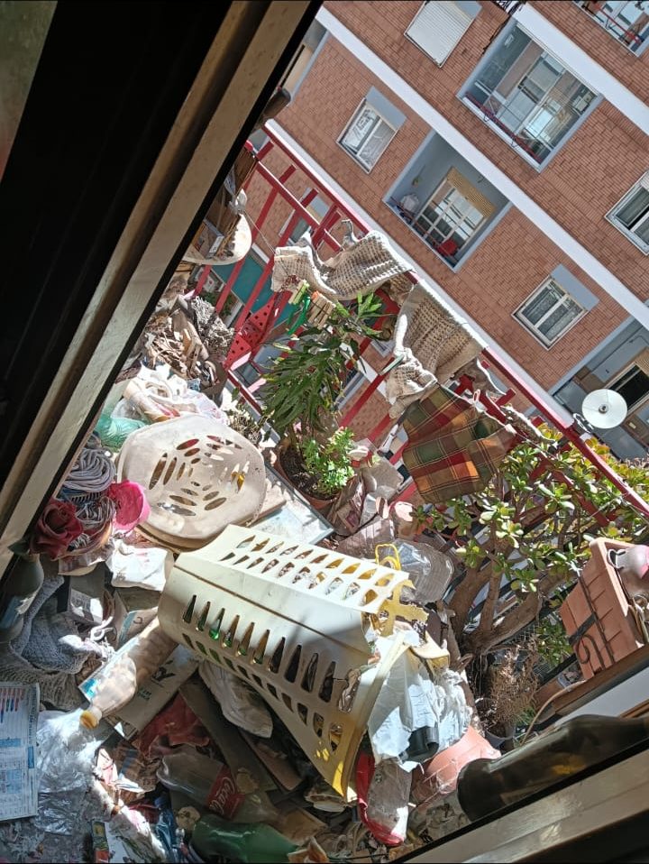 Balcone ingombro di oggetti accumulati prima dello sgombero a Roma