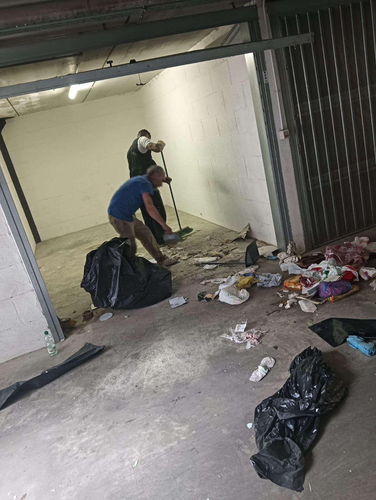 Operai Imperatore Traslochi durante lo svuotamento di un box cantina a Roma