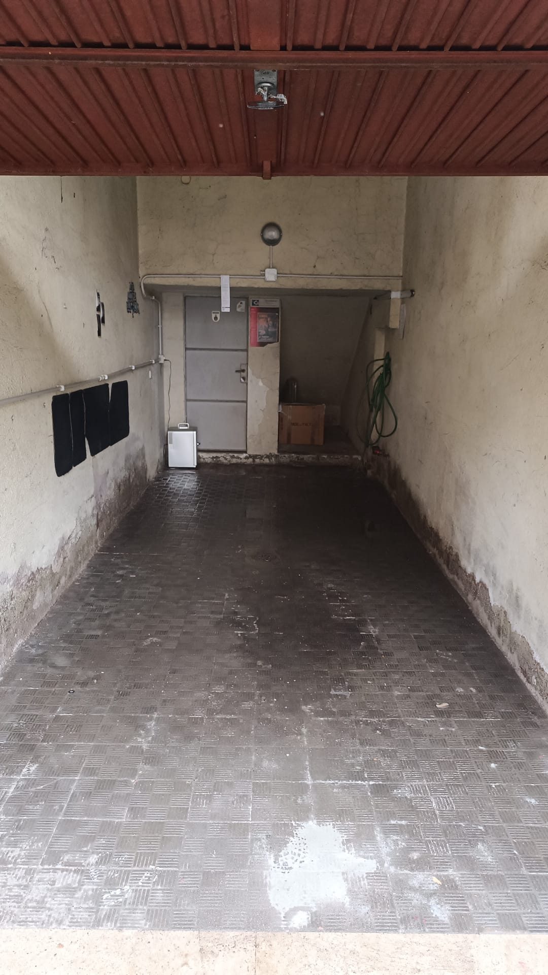 Garage liberato e spazzato al termine dello sgombero a Roma
